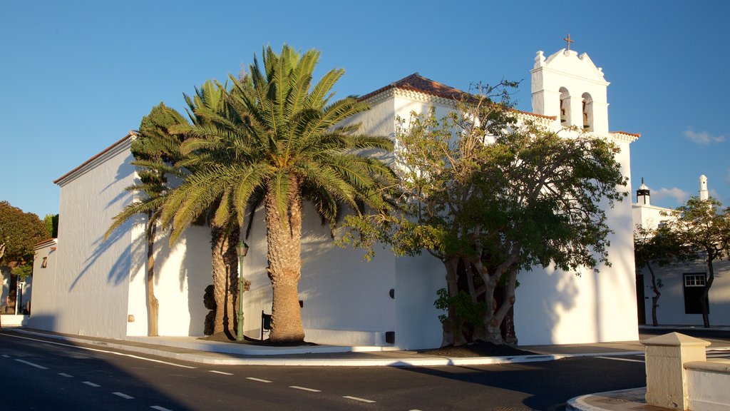 Yaiza mettant en vedette une petite ville ou un village