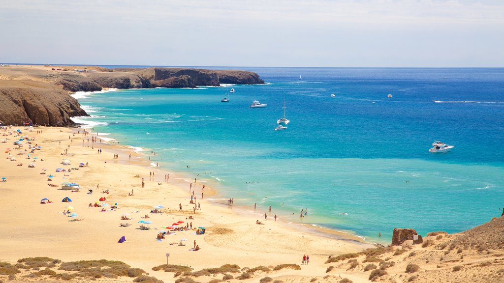 Praia Papagayo que inclui litoral rochoso, canoagem e paisagens litorâneas