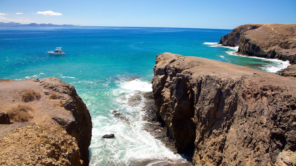 Praia Papagayo que inclui litoral rochoso, canoagem e paisagens litorâneas