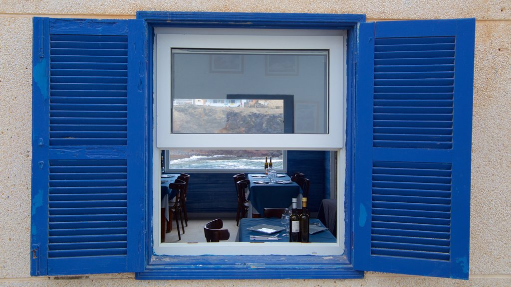 El Cotillo featuring a house