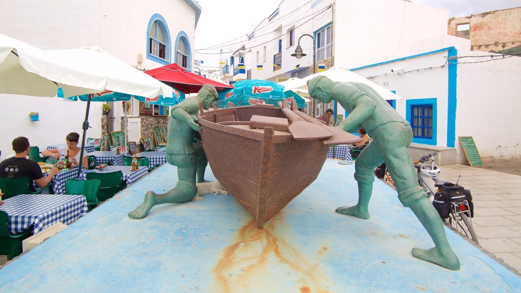 El Cotillo mostrando statua o scultura e mangiare all\'aperto