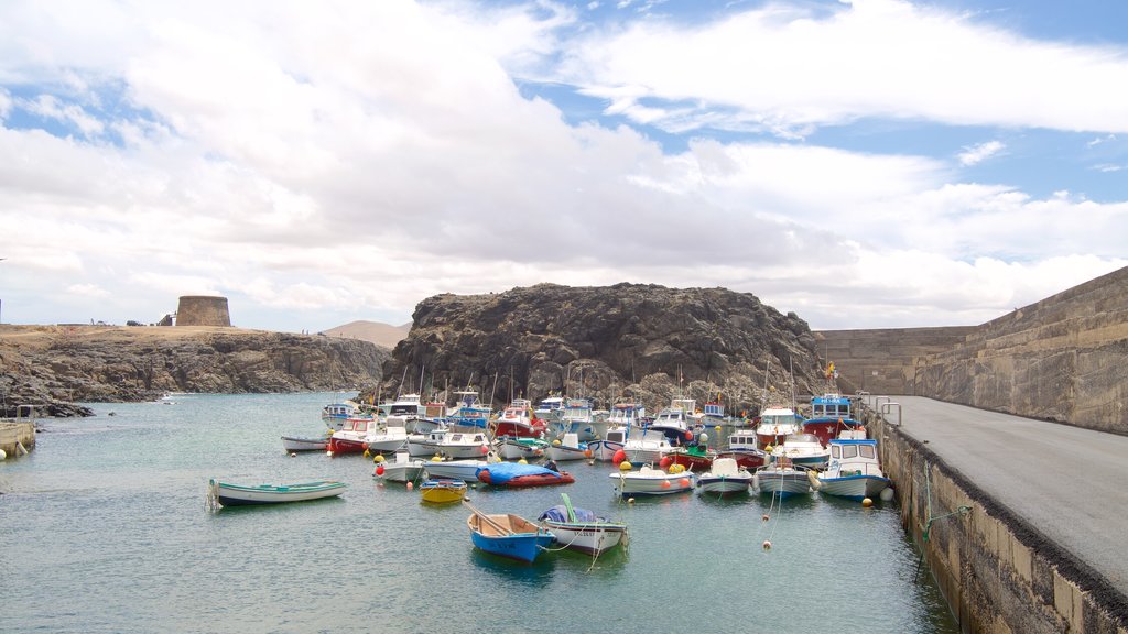 El Cotillo showing a bay or harbour, rugged coastline and boating