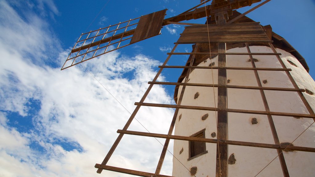 El Cotillo showing a windmill