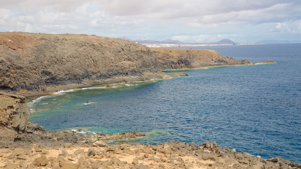 Costa de Antigua fasiliteter samt stenete kystlinje