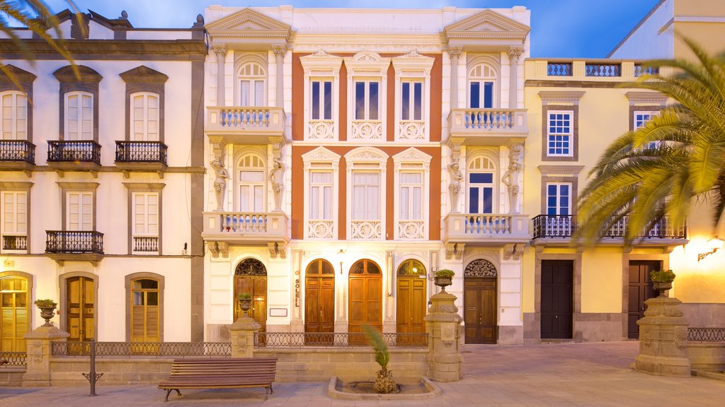 Las Palmas de Gran Canaria showing heritage architecture and night scenes