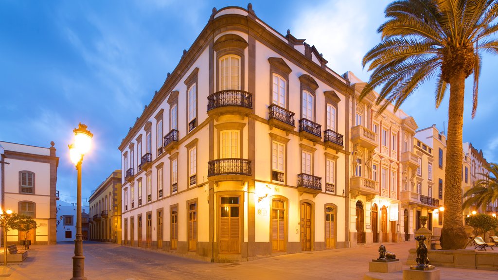 Las Palmas de Gran Canaria mostrando patrimonio de arquitectura y escenas nocturnas