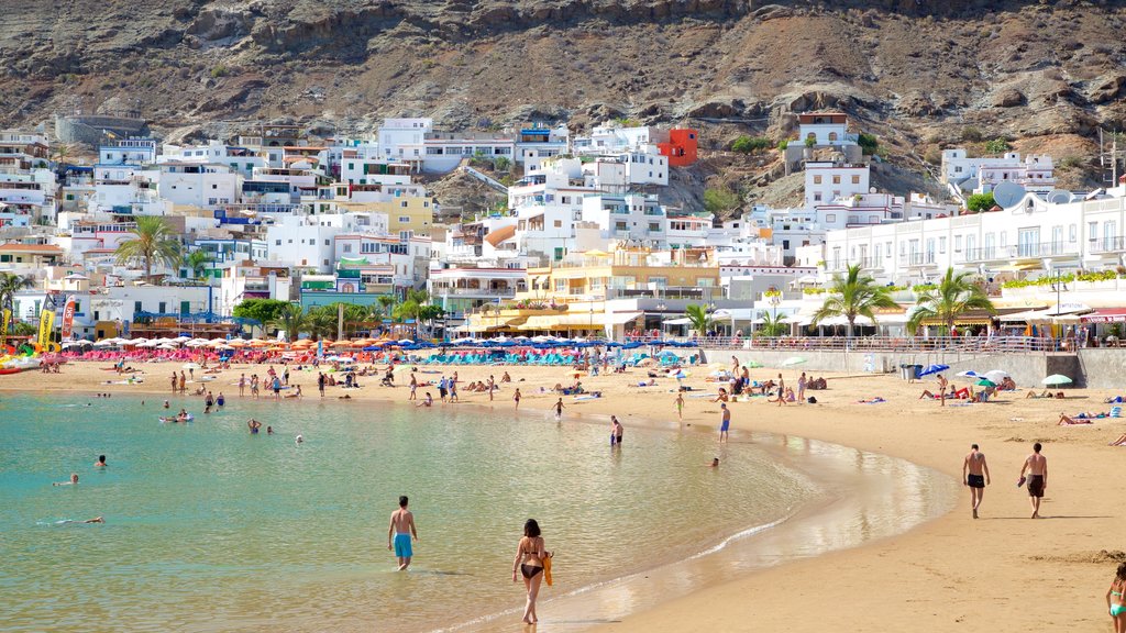 Playa de Mogán mostrando vistas generales de la costa, una playa y natación