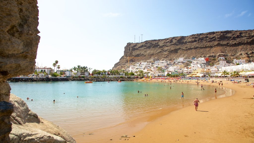 Playa de Mogán mostrando una playa de arena, una ciudad costera y vista general a la costa