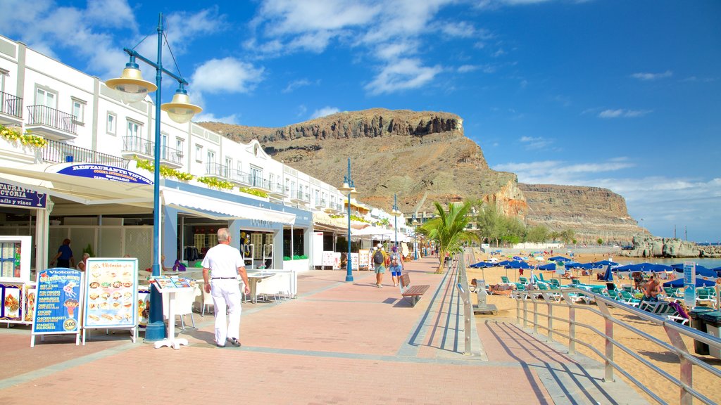 Playa de Mogán que inclui paisagens litorâneas, um desfiladeiro ou canyon e compras