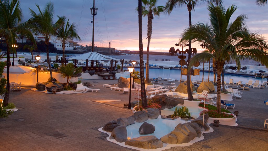 Puerto de la Cruz mostrando tramonto, piscina e hotel di lusso o resort