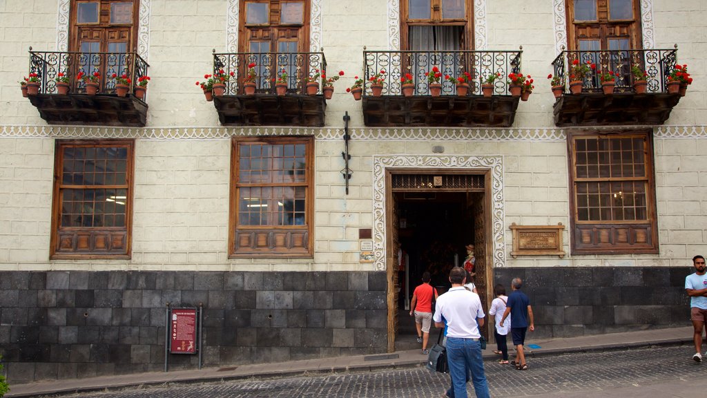 La Orotava which includes heritage architecture