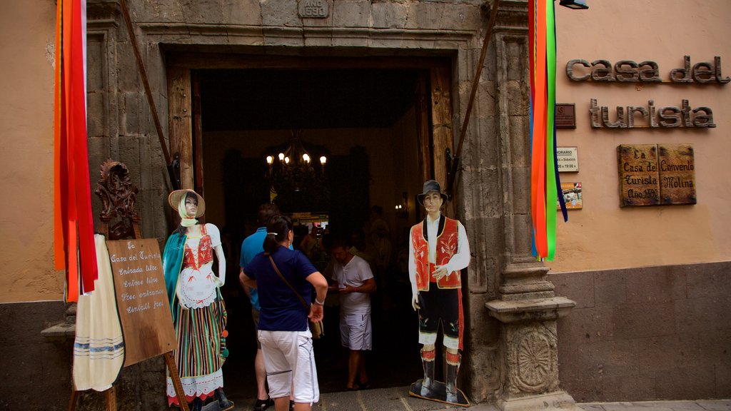 La Orotava which includes signage and shopping