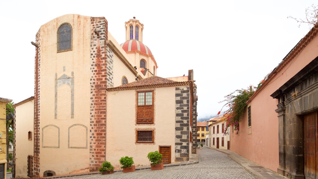 La Orotava which includes heritage architecture and a city