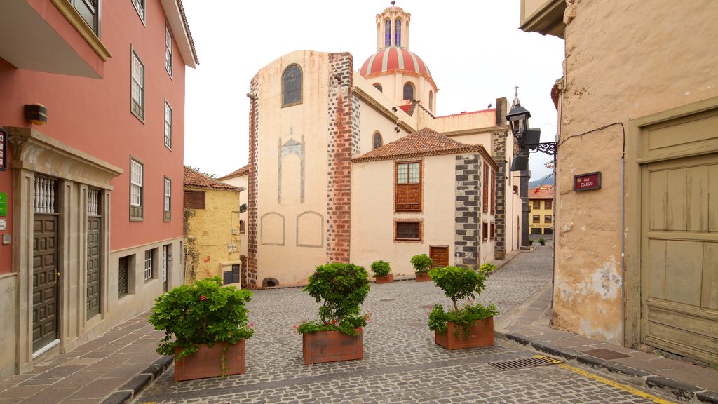 La Orotava featuring heritage architecture and a city