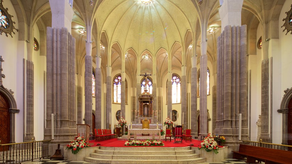 La Laguna mostrando arquitetura de patrimônio, vistas internas e uma igreja ou catedral