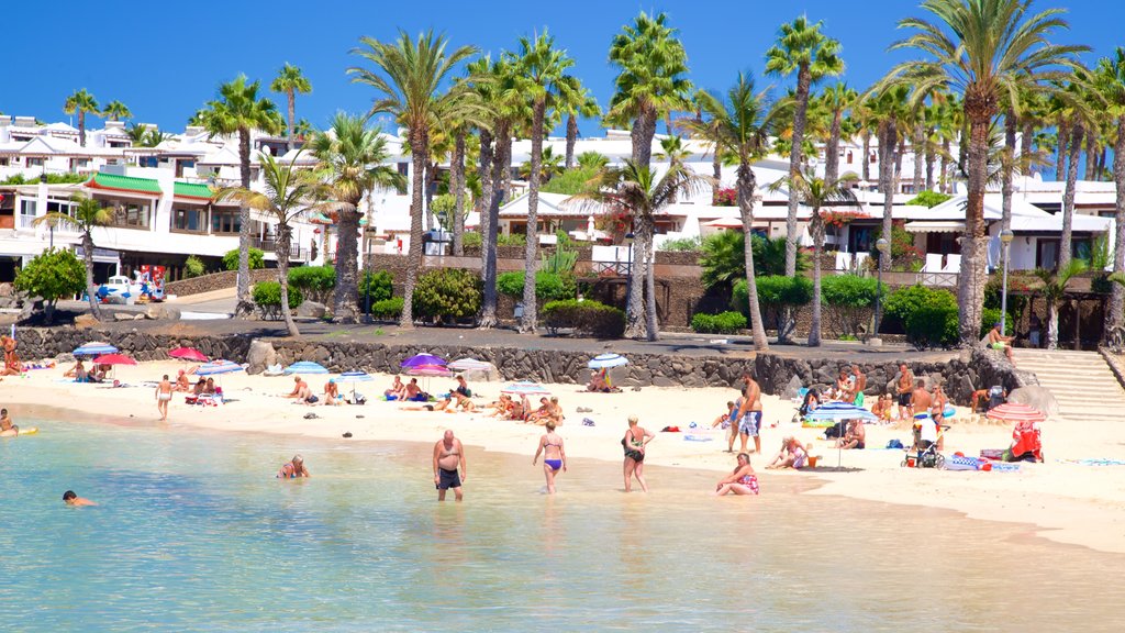 Playa Blanca inclusief algemene kustgezichten, een kuststadje en een zandstrand