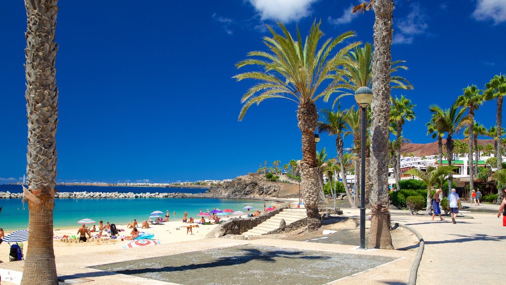 Playa Blanca ofreciendo una playa y vista general a la costa