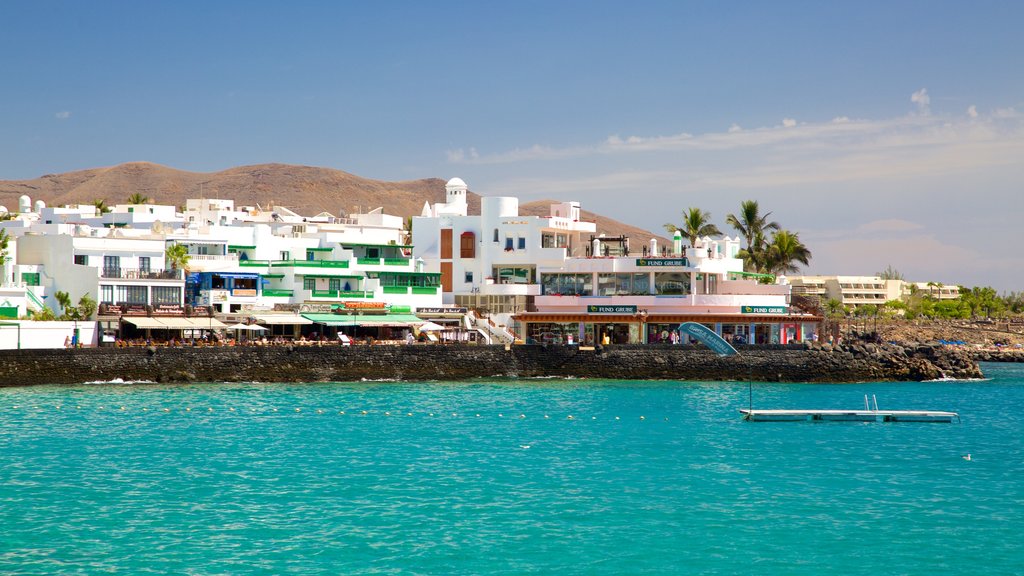 Playa Blanca mostrando paisagens litorâneas, uma cidade litorânea e uma praia de areia