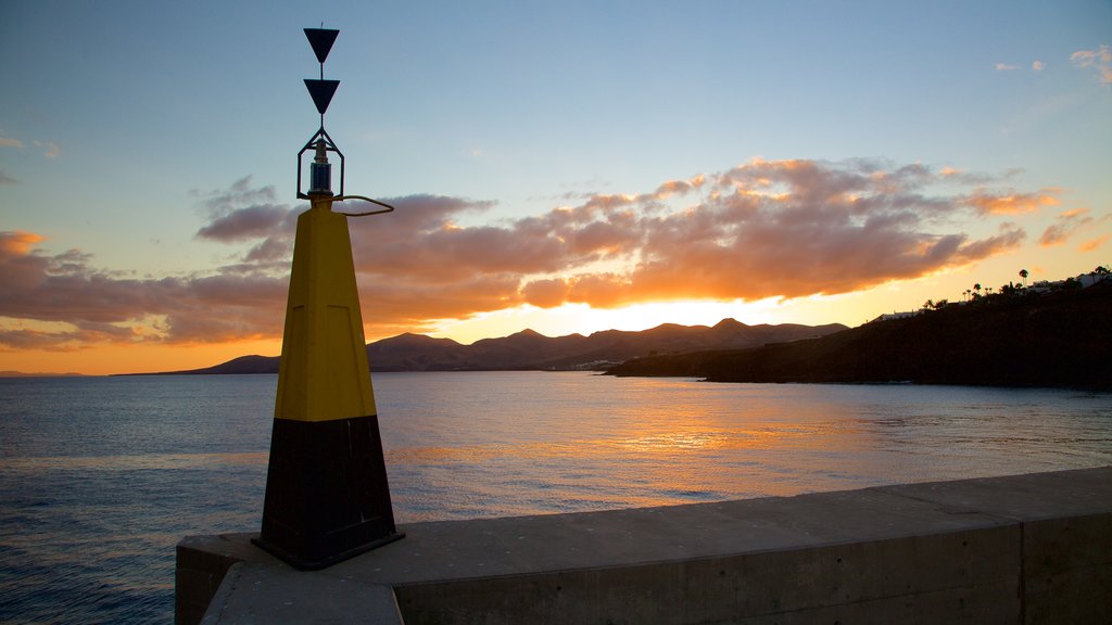 Puerto del Carmen mostrando um pôr do sol e paisagens litorâneas