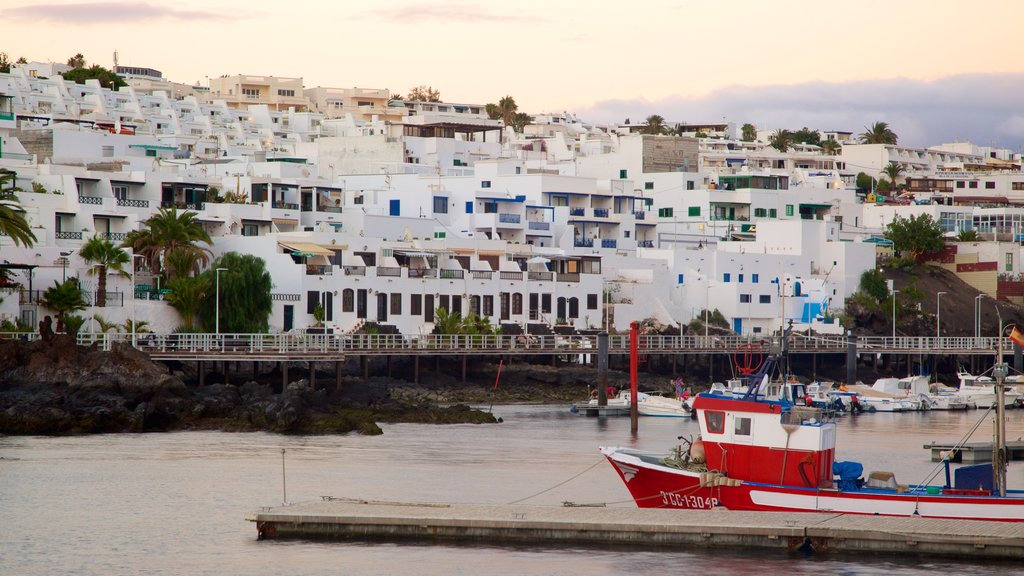 Puerto del Carmen que incluye una ciudad costera, paseos en lancha y una bahía o puerto