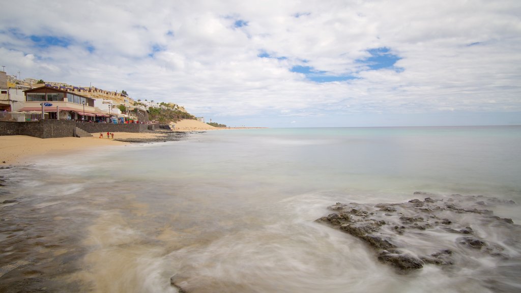 Morro Jable que incluye una playa de arena y vistas generales de la costa