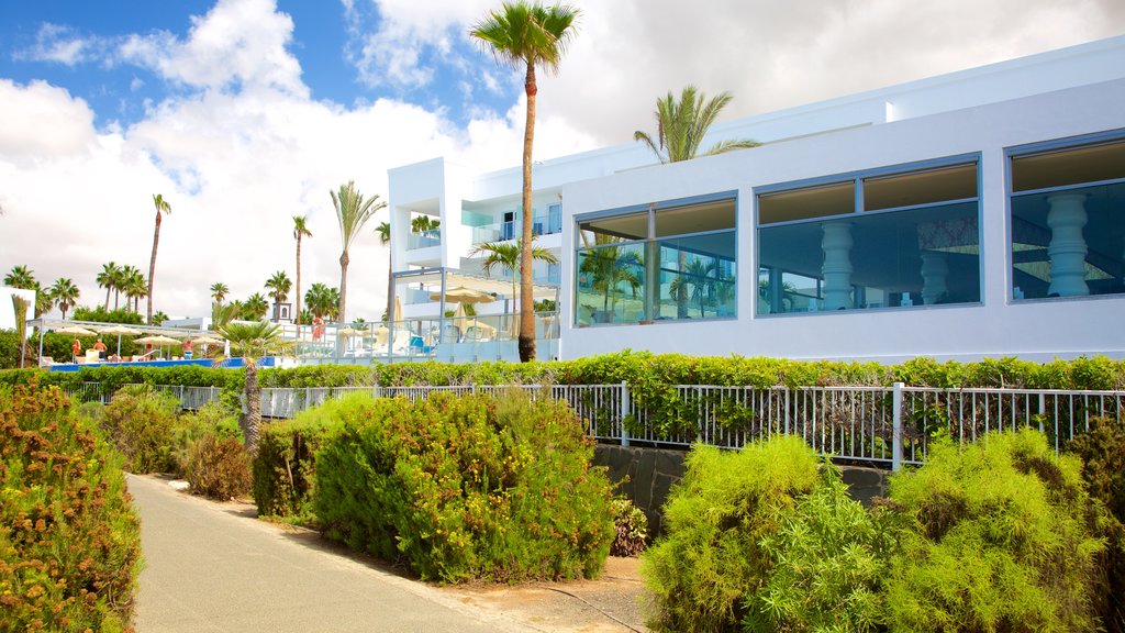 Maspalomas which includes modern architecture