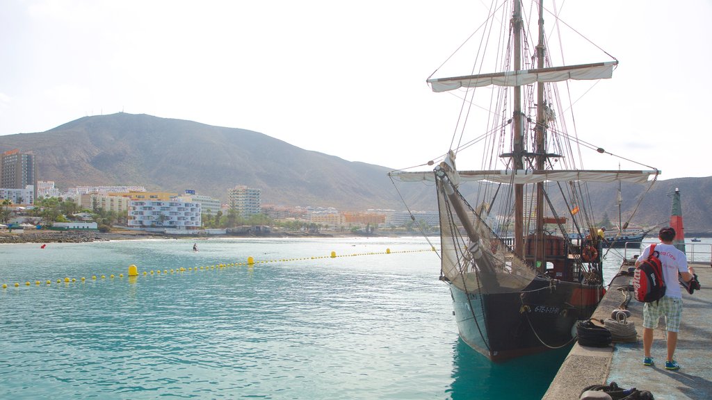 Los Cristianos mostrando una bahía o puerto y paseos en lancha