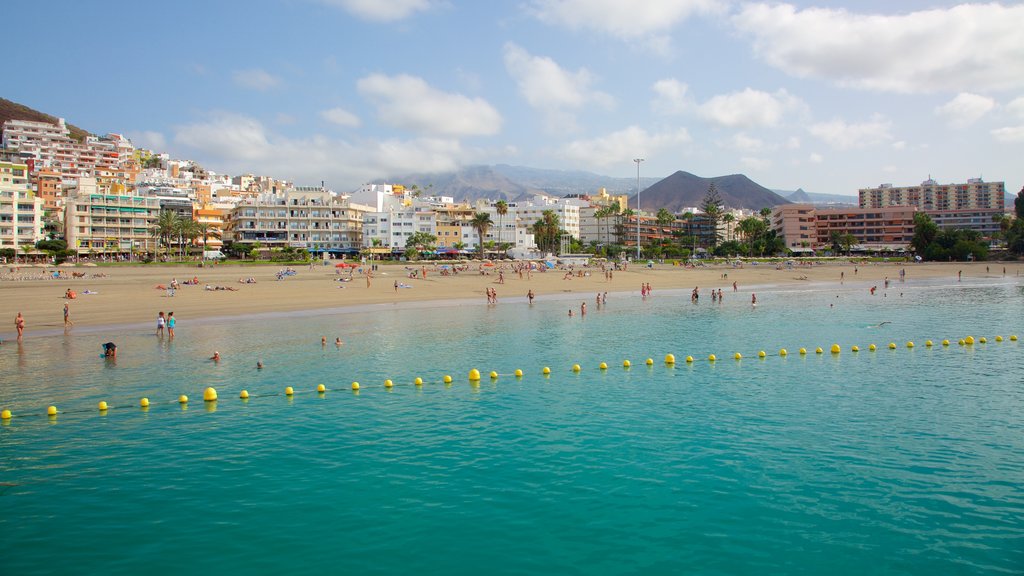 Los Cristianos inclusief algemene kustgezichten, een zandstrand en een kuststadje