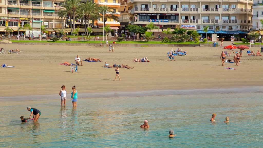 Los Cristianos toont algemene kustgezichten, een zandstrand en zwemmen