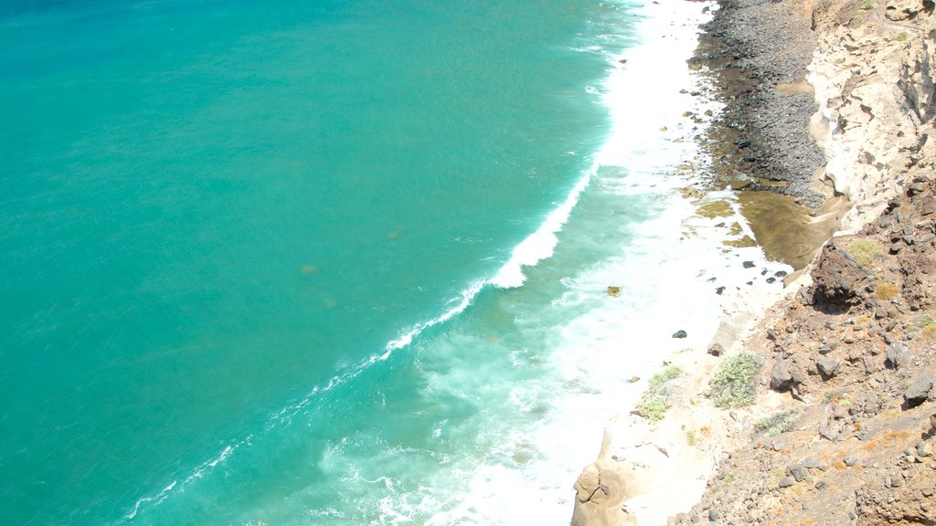 Los Gigantes ofreciendo costa escarpada