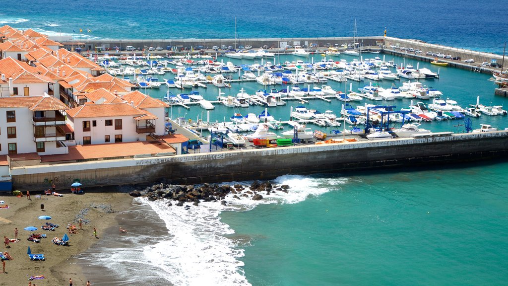 Los Gigantes bevat een baai of haven en varen