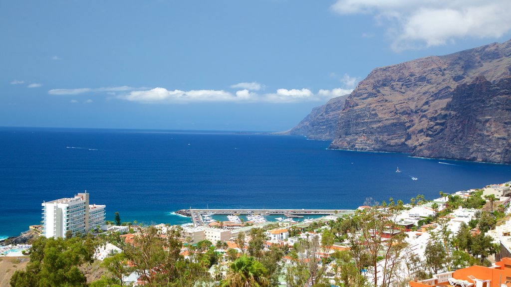 Los Gigantes ofreciendo costa rocosa, vista general a la costa y una ciudad costera