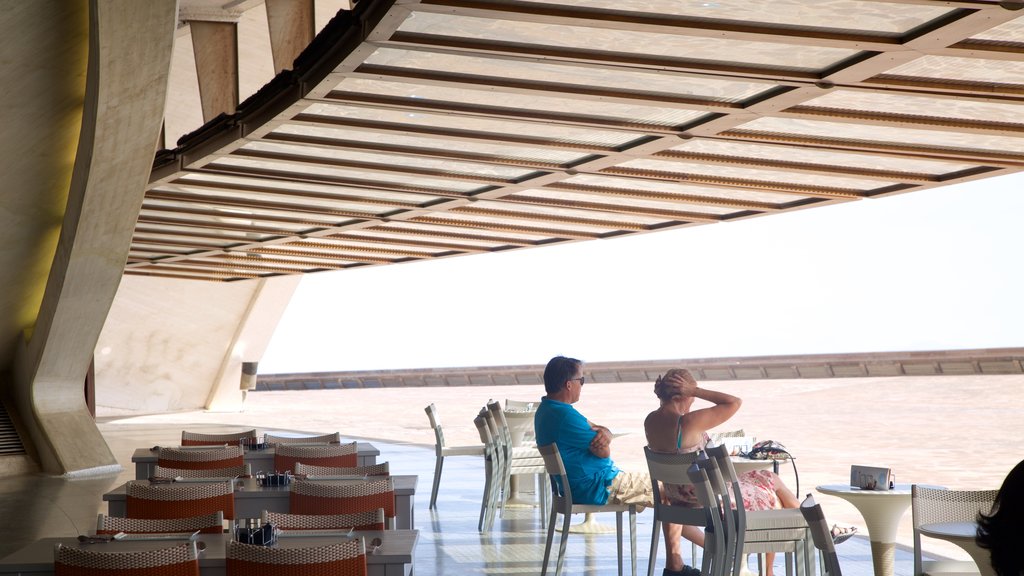 Auditorio de Tenerife og byder på cafélivsstil såvel som et par