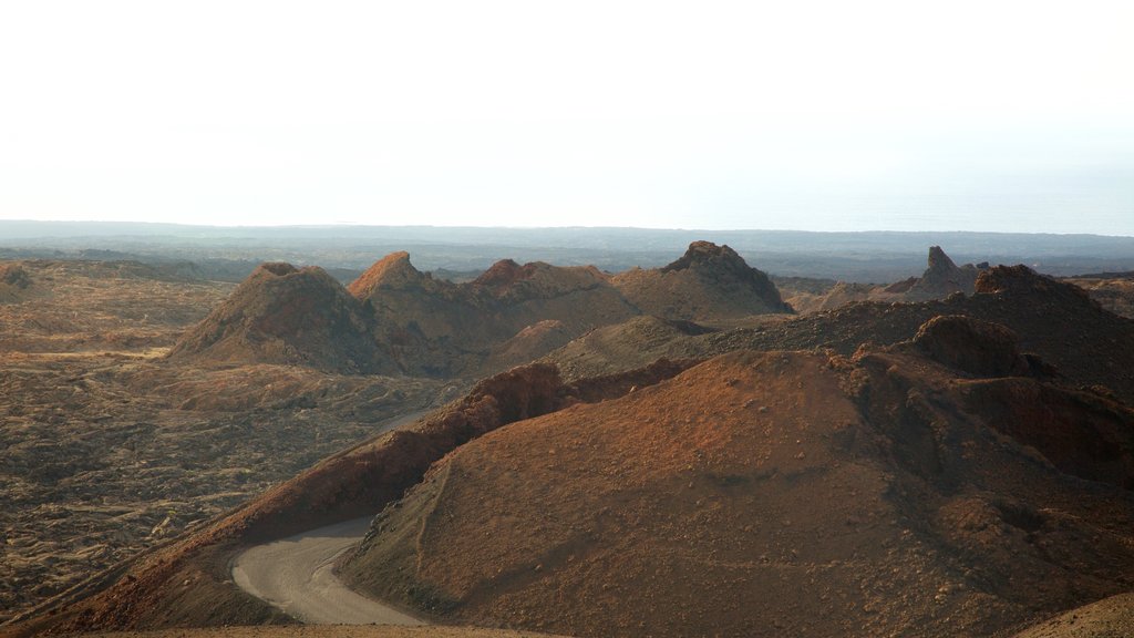 Teguise ofreciendo montañas y vistas al desierto