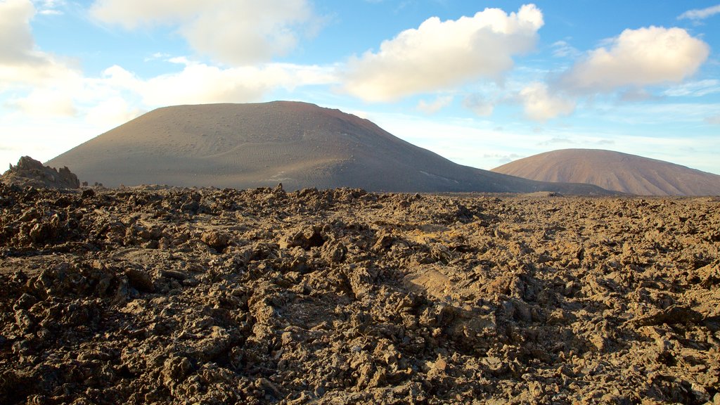 Timanfaya Nationalpark som viser bjerge, fredfyldte omgivelser og udsigt over ørkenen