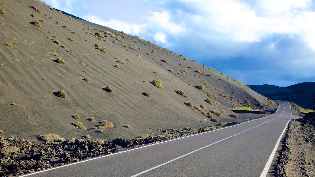 Parque Nacional de Timanfaya que incluye vista al desierto y escenas tranquilas