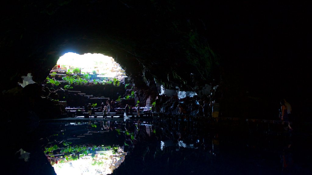 Jameos del Agua mostrando cavernas