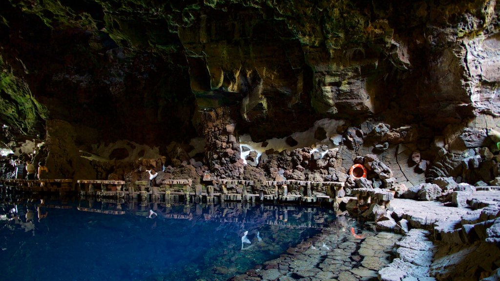 Jameos del Agua mostrando cuevas