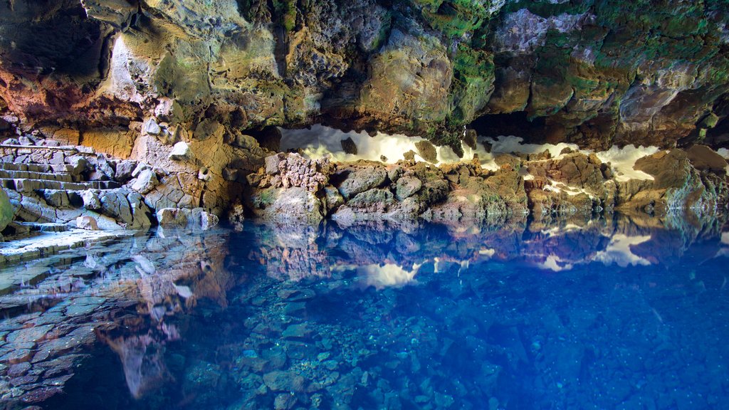 Jameos del Agua qui includes cavernes