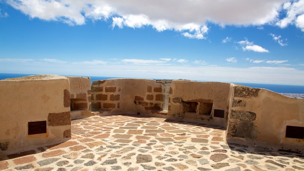 Castillo de Santa Bárbara mostrando vistas al desierto y castillo o palacio