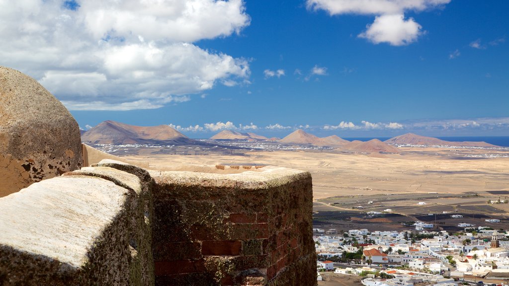 Castillo de Santa Bárbara mostrando um pequeno castelo ou palácio, paisagens do deserto e uma cidade pequena ou vila