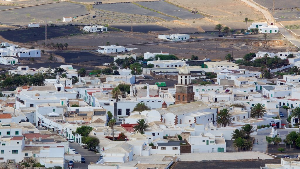 Castillo de Santa Bárbara ofreciendo una pequeña ciudad o pueblo