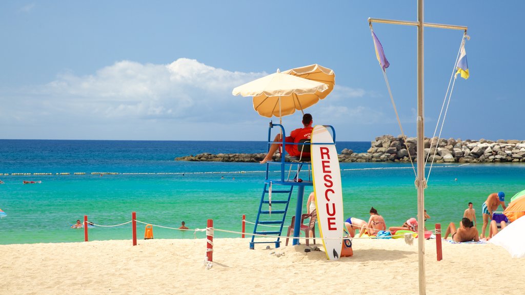 Amadores Beach which includes general coastal views and a sandy beach