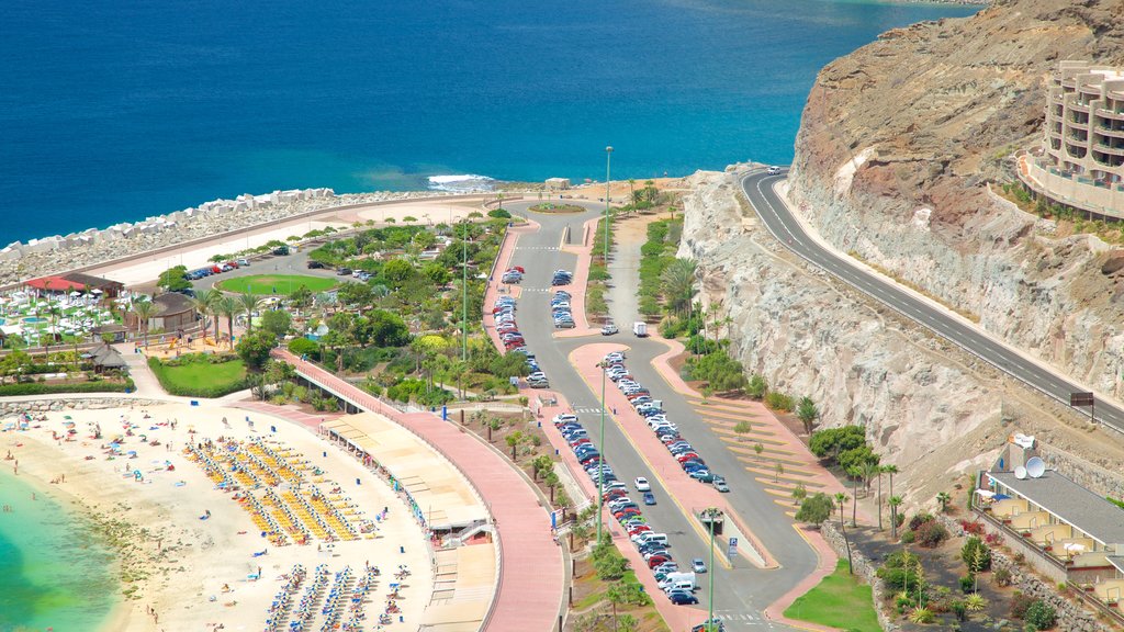 Amadores Beach showing a coastal town and general coastal views