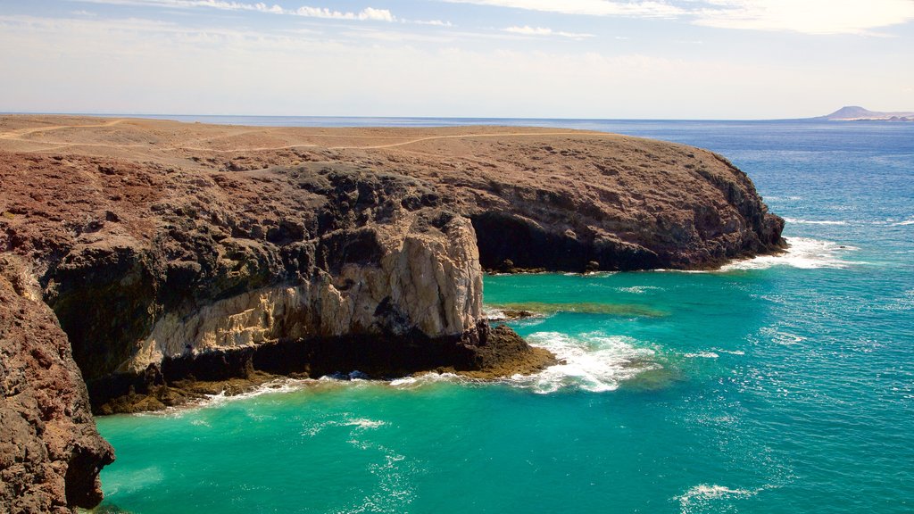 Playa de Papagayo ofreciendo costa rocosa, escenas tranquilas y vistas generales de la costa