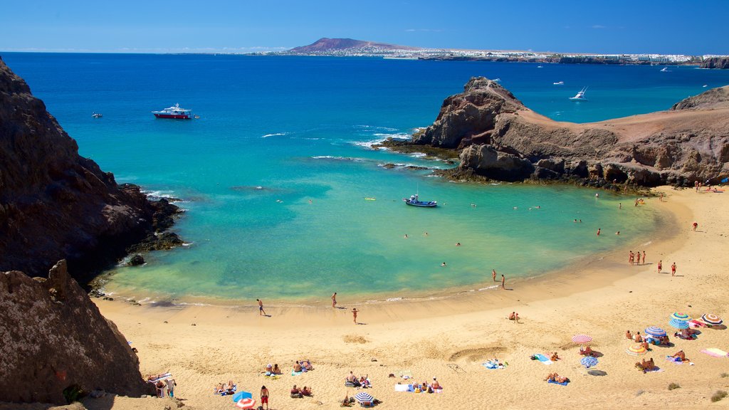 Praia Papagayo caracterizando litoral acidentado, cenas tranquilas e uma praia