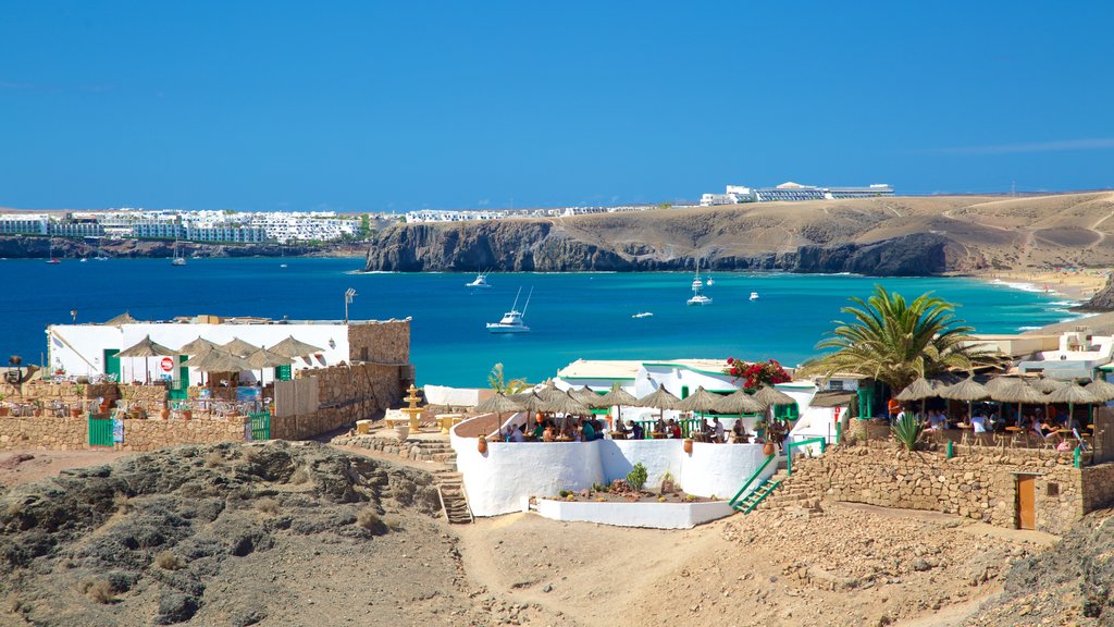 Playa de Papagayo ofreciendo vistas generales de la costa, una ciudad costera y una bahía o puerto