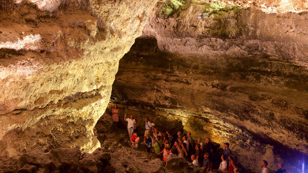 Cueva de los Verdes showing caves as well as a large group of people