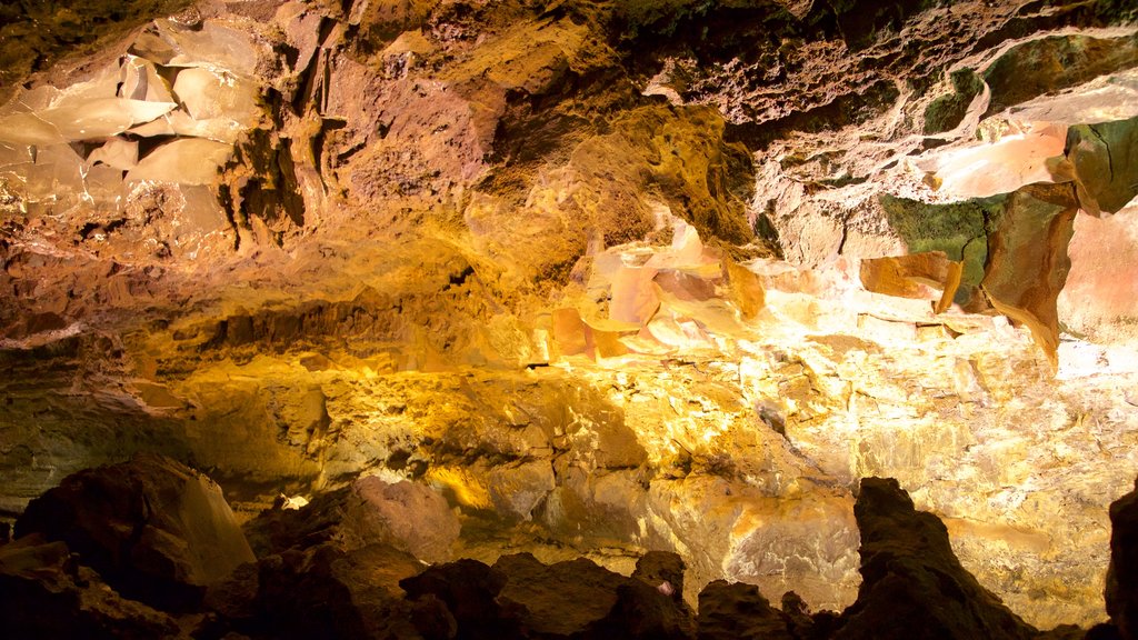 Cueva de los Verdes featuring caves