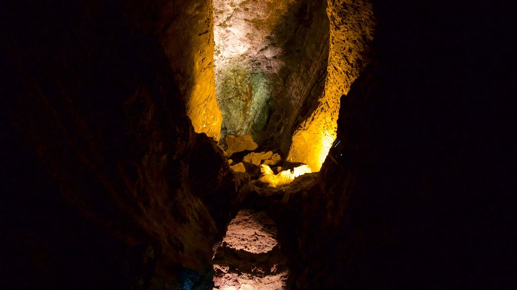 Cueva de los Verdes ofreciendo cuevas